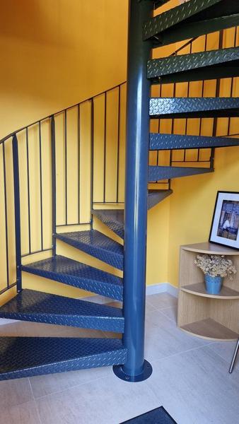 Gîte - 4 personnes - au Grand Peisselay à VALSONNE en Haut Beaujolais : hall d\'entrée et escalier conduisant à l\'étage.