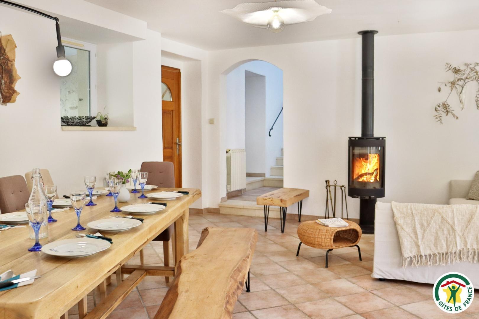 Salle à manger ouverte sur le salon et la cuisine