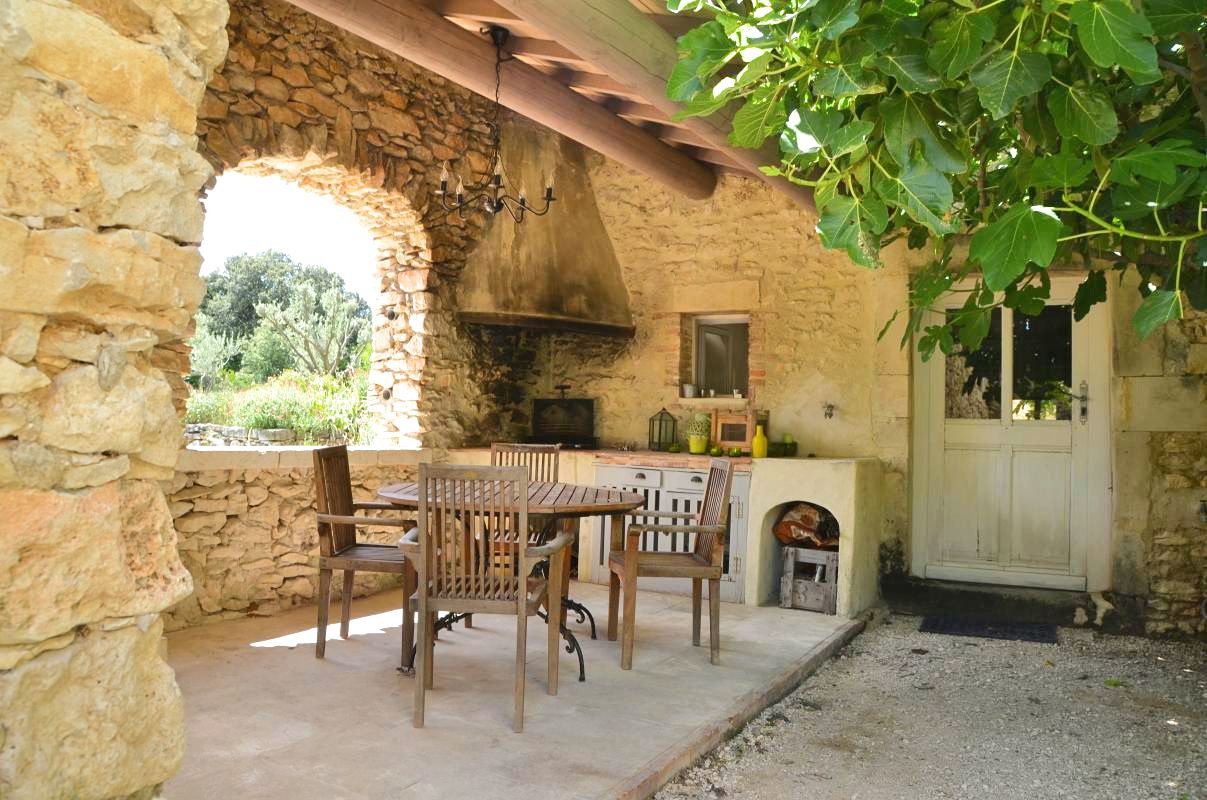 Le coin barbecue à l'ombre du figuier.