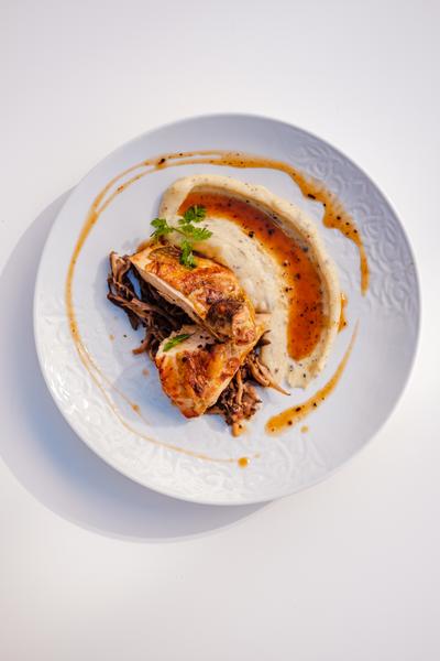 Un plat sur un fond blanc