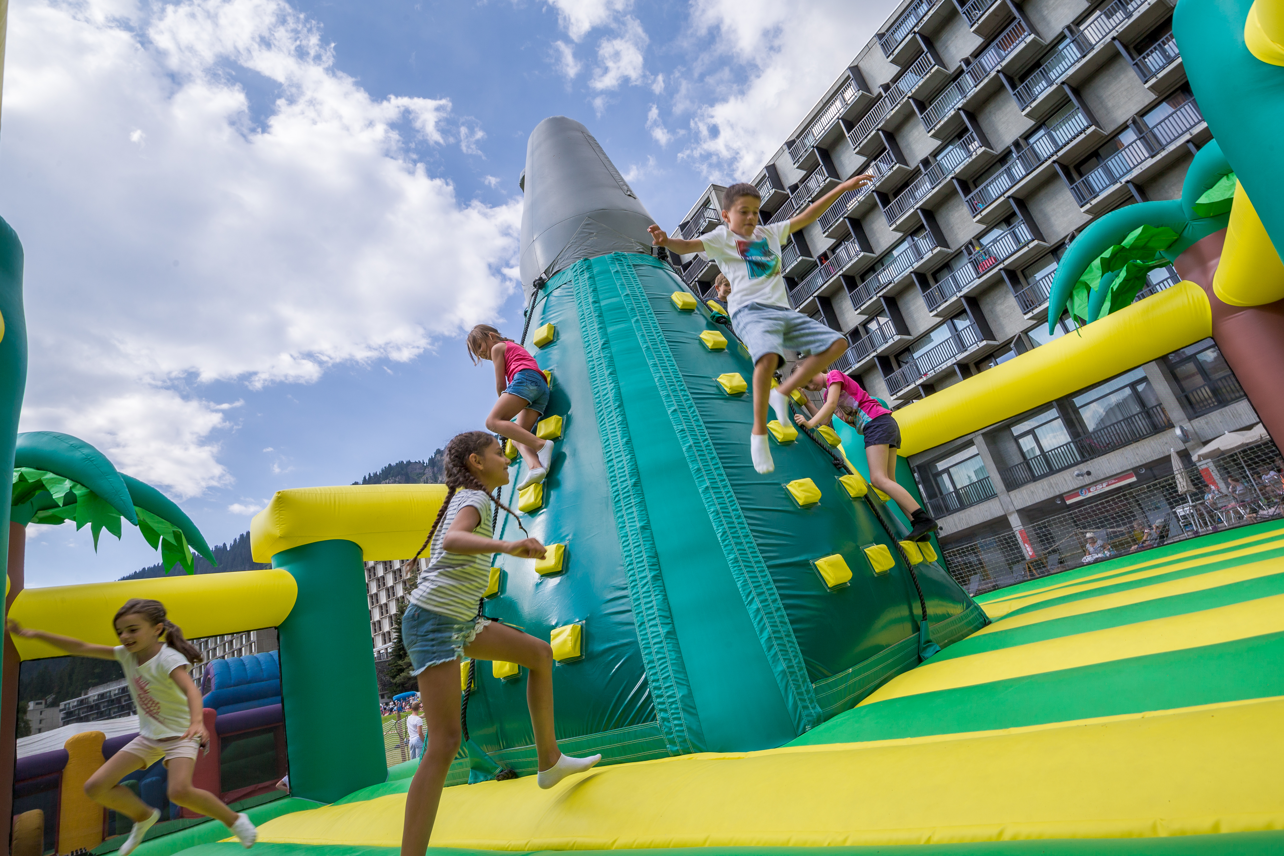 Enfants jouant sur les châteaux gonflables