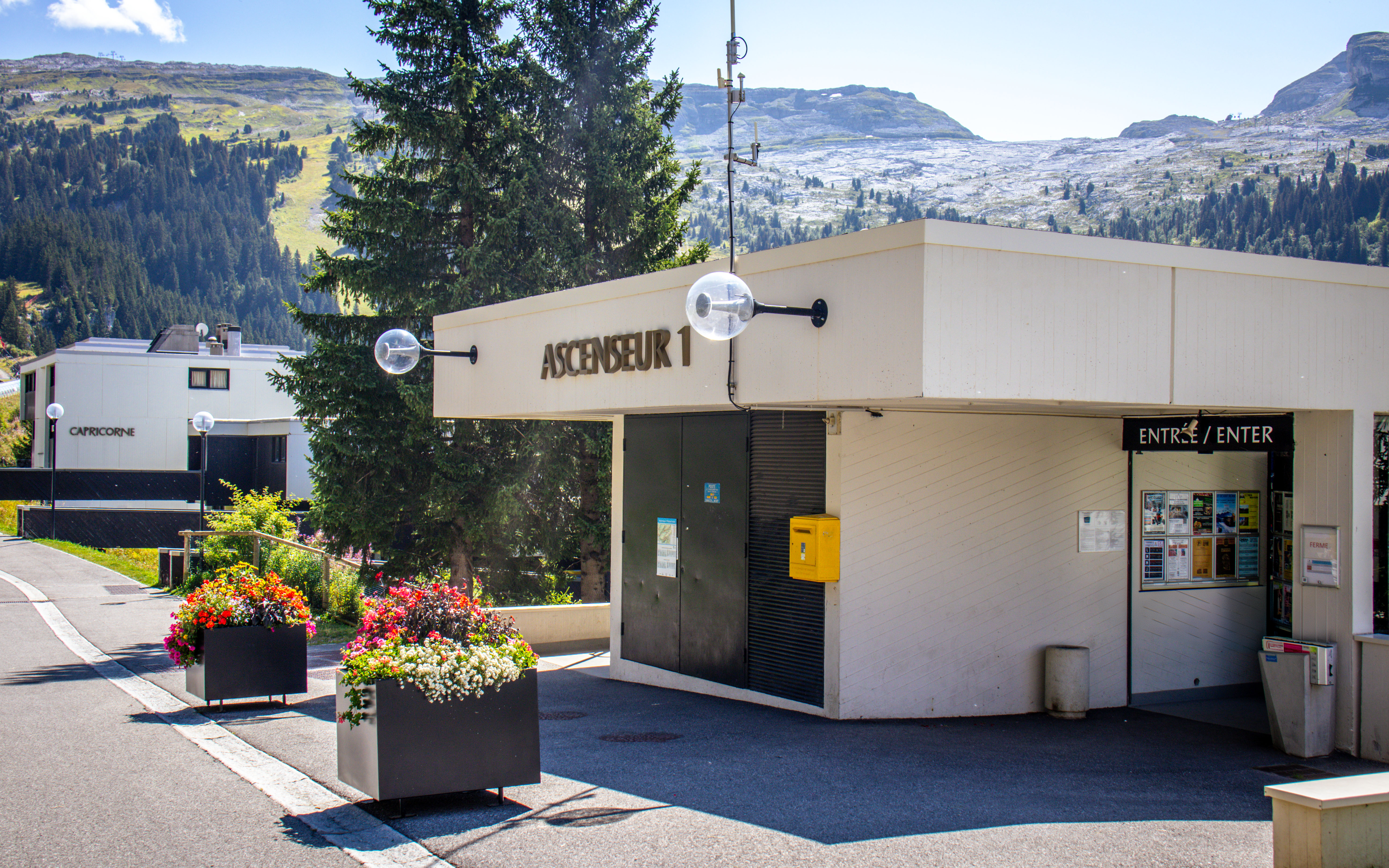 N°1 lift shuttle stop at Flaine Forêt