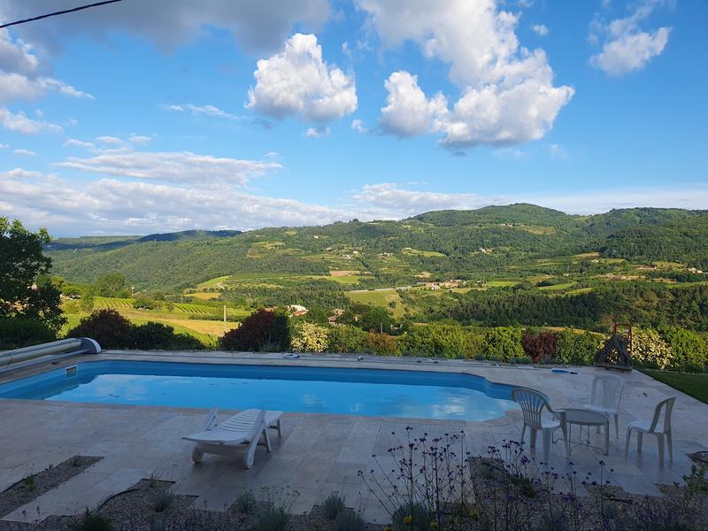 vue piscine et chambres