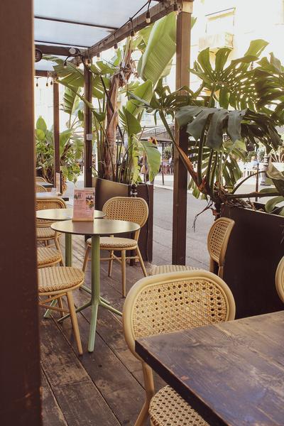 TERRASSE FOAM SUR LA PLACE DU PIN, DEJEUNER AU SOLEIL