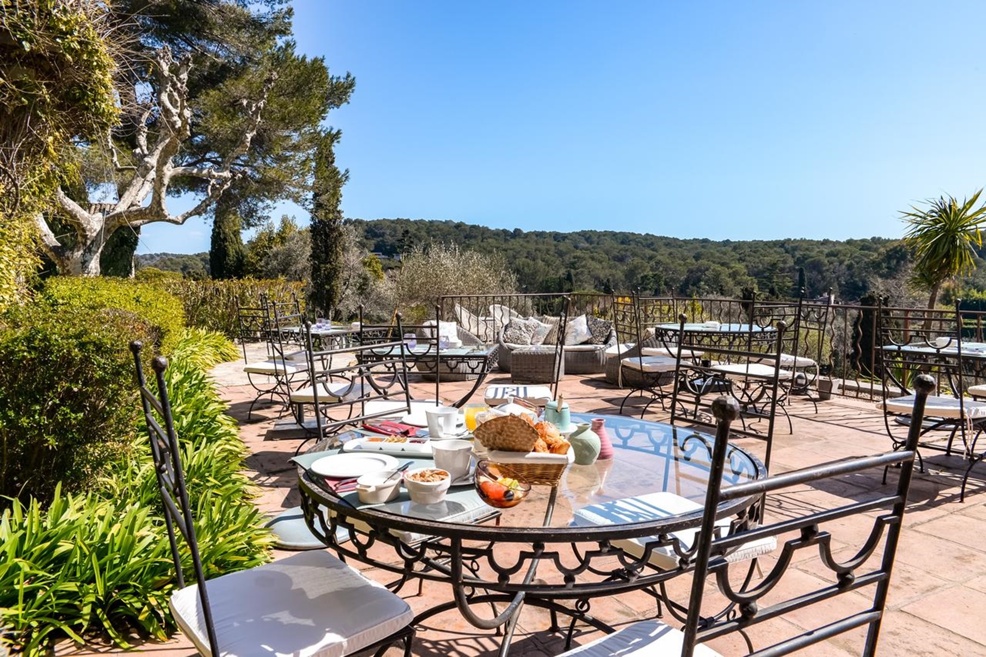 Tables en terrasse restaurant le Manoir de l'Etang à Mougins