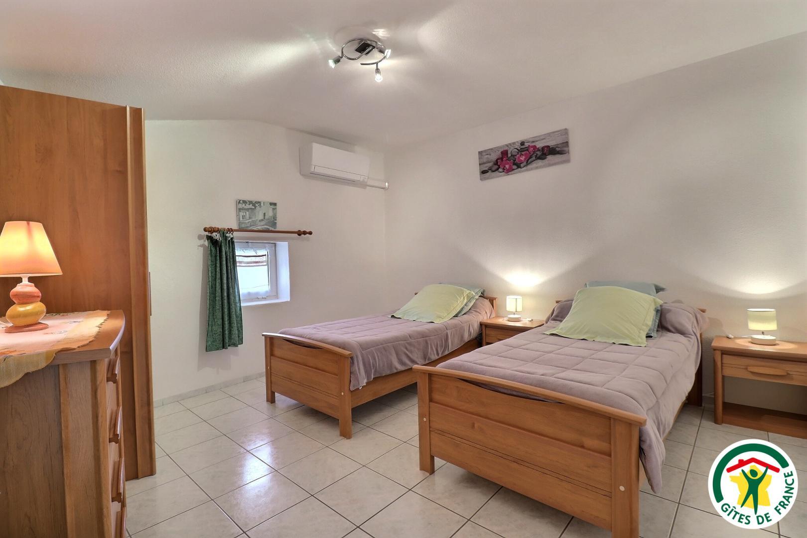 Chambre avec deux lits simples (2x90x190), climatisation