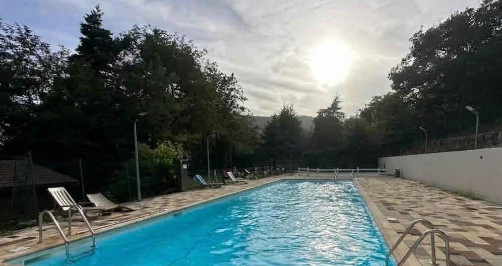 Piscine gratuite de juin à fin août de 6mx18m prof 0.80 à 2m, pataugeoire 40cm, surveillée par un maitre nageur