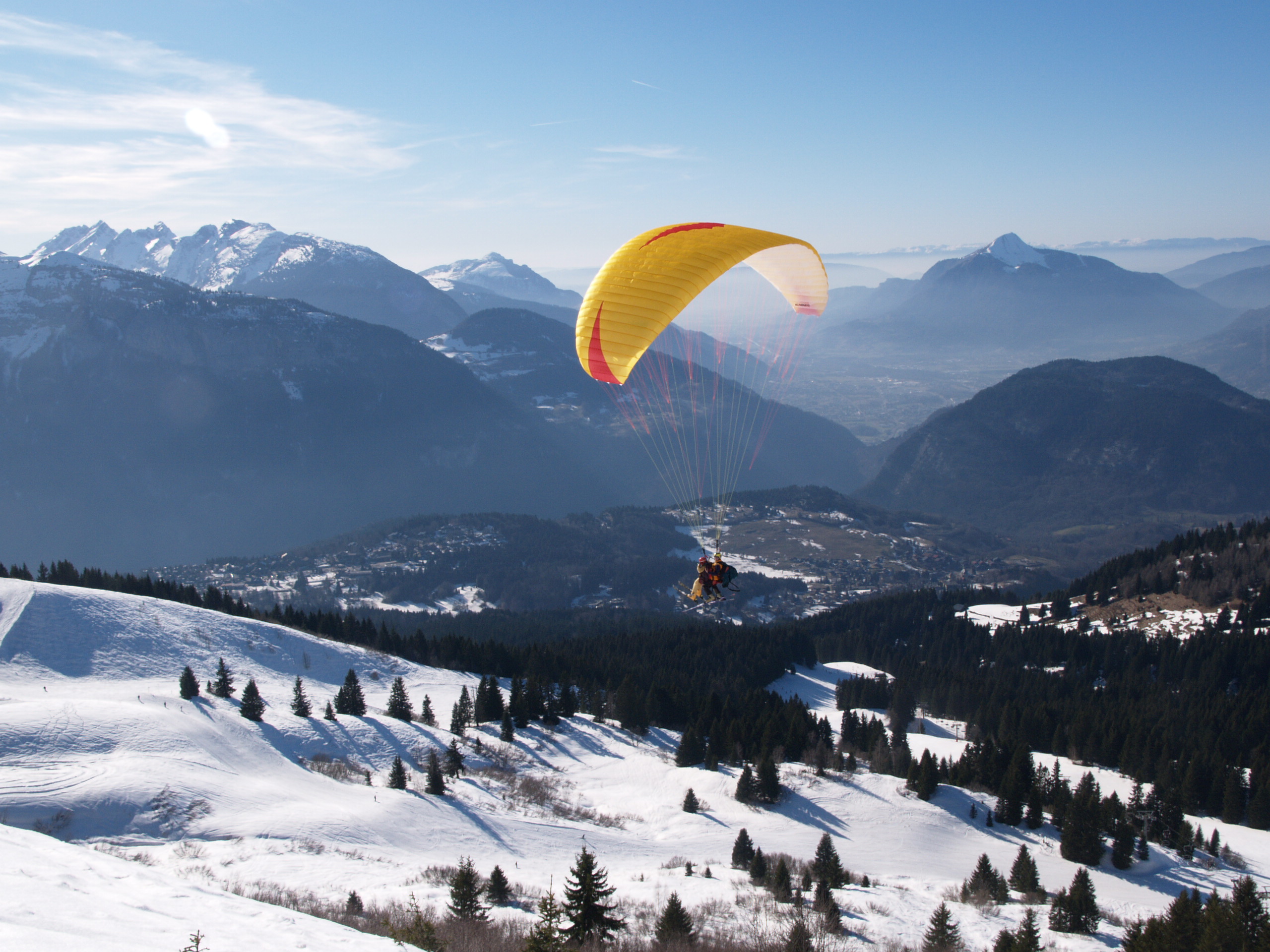 Vol biplace au-dessus du domaine skiable des Carroz d'Arâches en hiver