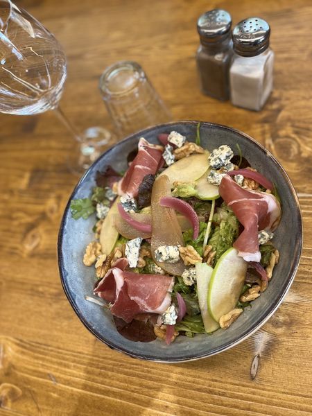 Salade, jambon sec, bleu d’Auvergne, pickles de poire, noix, beignets Salade, jambon sec, bleu d’Auvergne, pickles de poire, noix, beignets