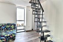 L'escalier en pas japonais menant à la petite chambre en mezzanine