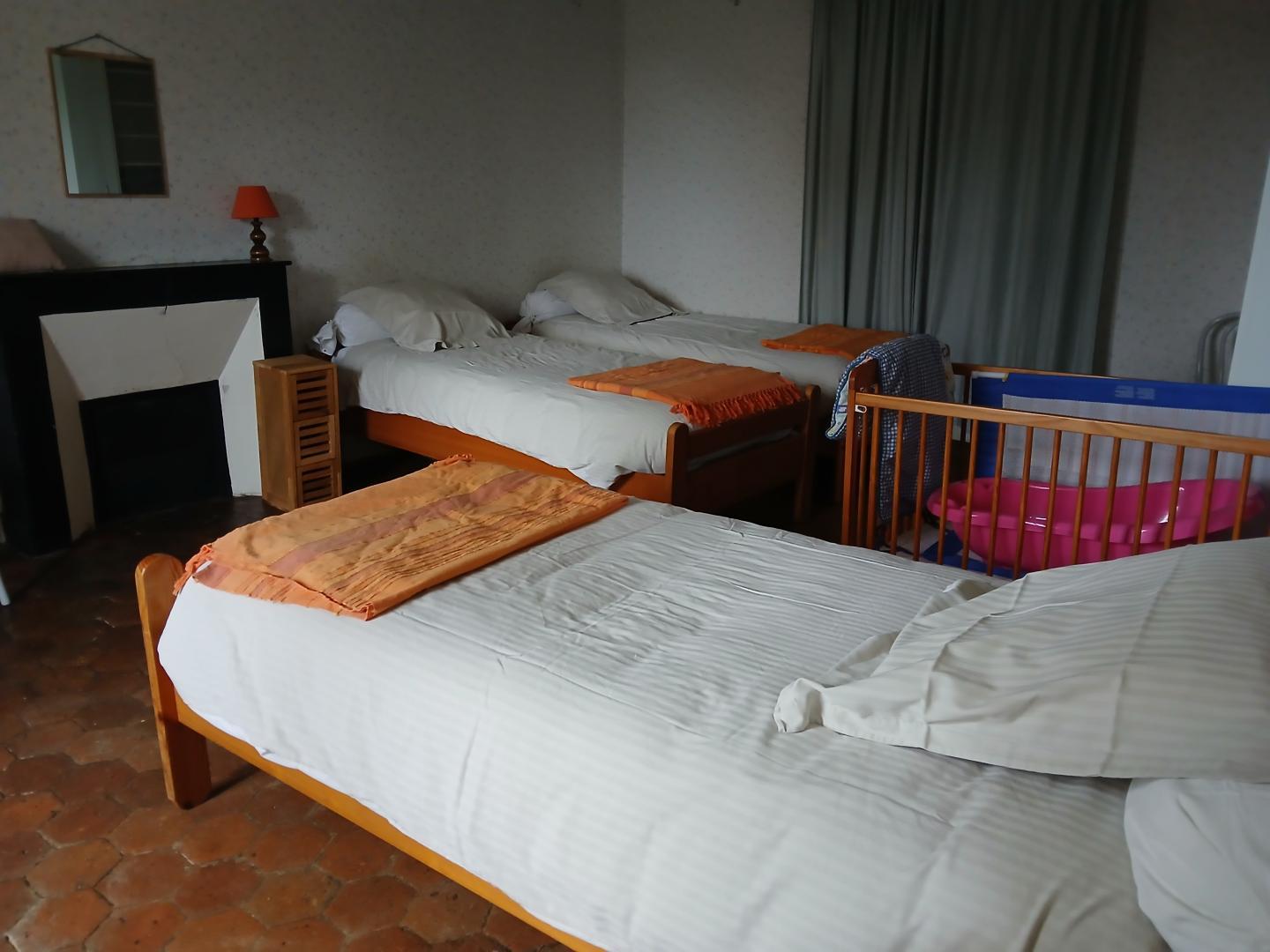 Chambre 2 avec 3 lits simples et un lit bébé