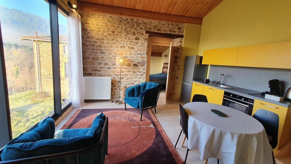 Gîte - 4 personnes - au Grand Peisselay à VALSONNE en Haut Beaujolais : pièce de jour (coin salon, coin repas et coin cuisine) à l\'étage. 