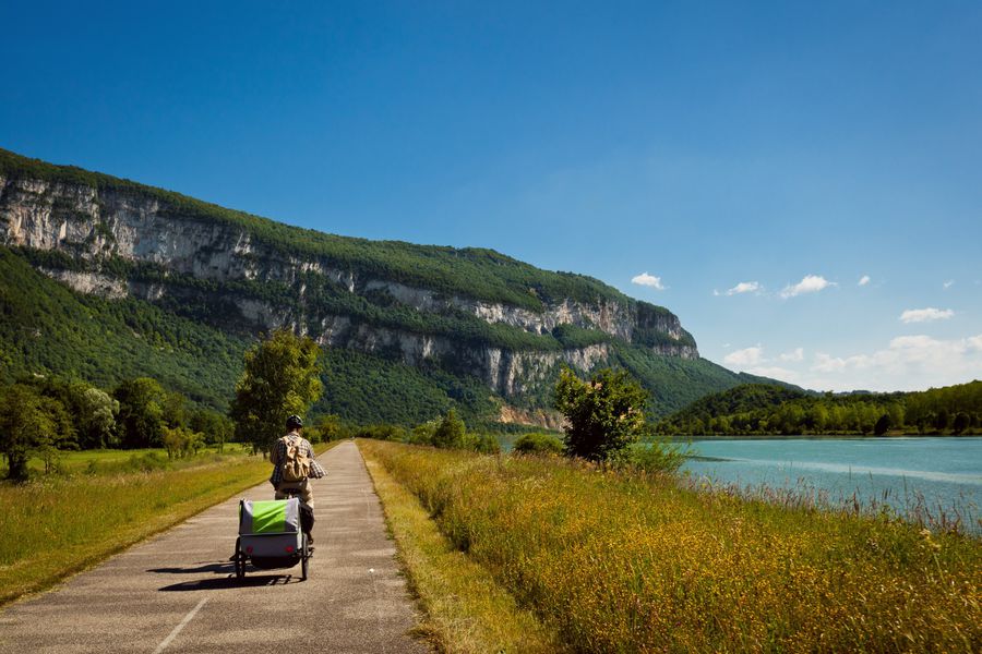 Cycliste avec remorque sur la route près de Balme