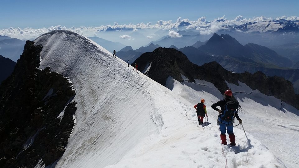 randonneurs sur une crête enneigée