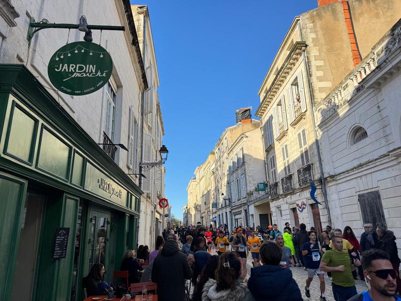La rue passant devant le restaurant, avec des coureurs pendant le Marathon de la Rochelle