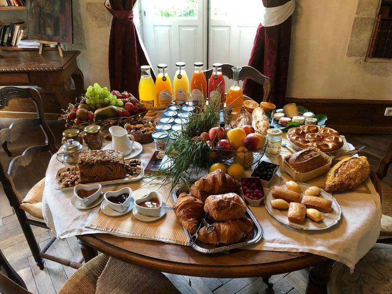 Petit-déjeuner au Domaine du Très-Haut avec des produits frais et locaux. Petit-déjeuner au Domaine du Très-Haut avec des produits frais et locaux.