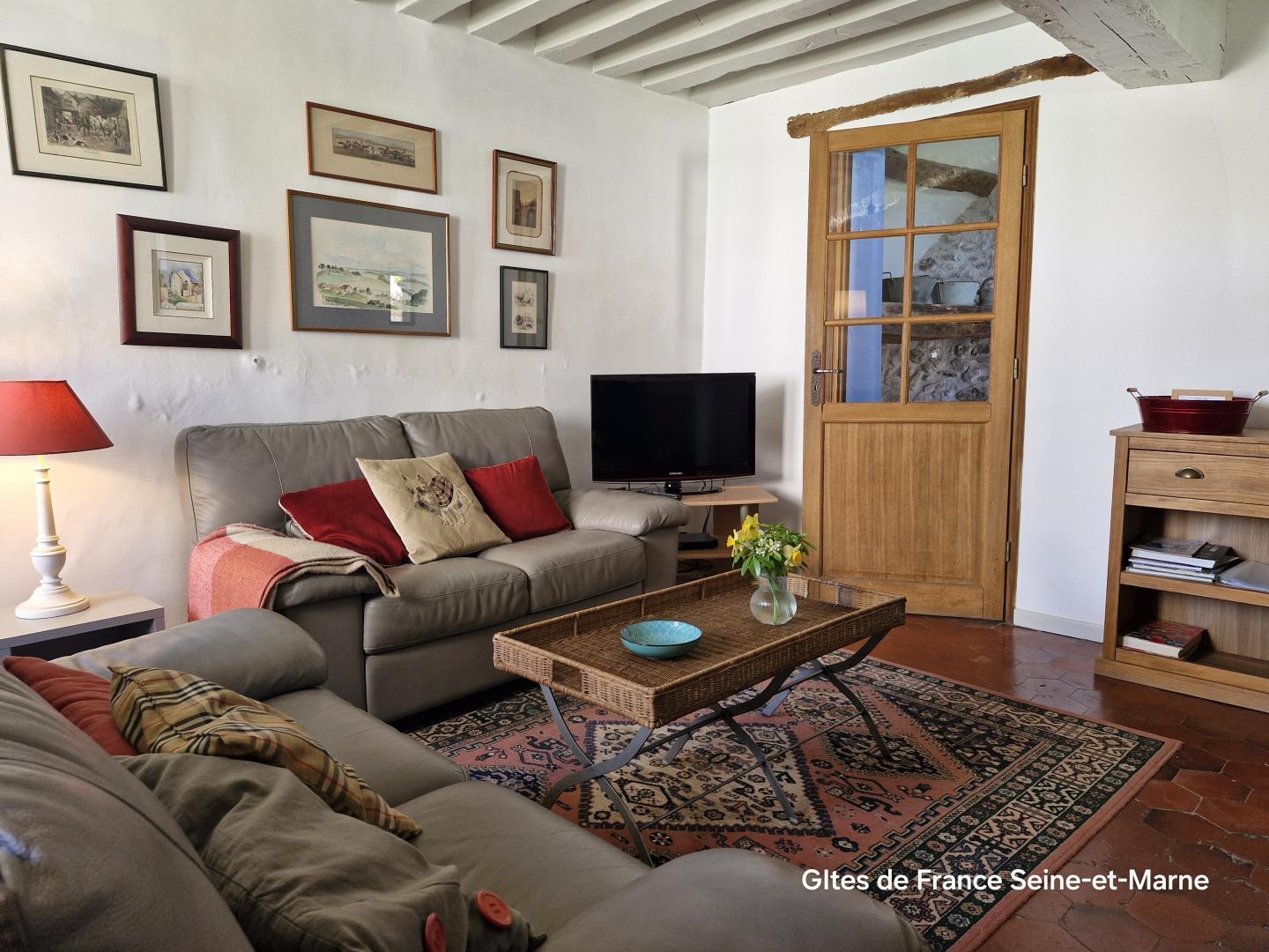 le salon avec la porte sur la chambre
