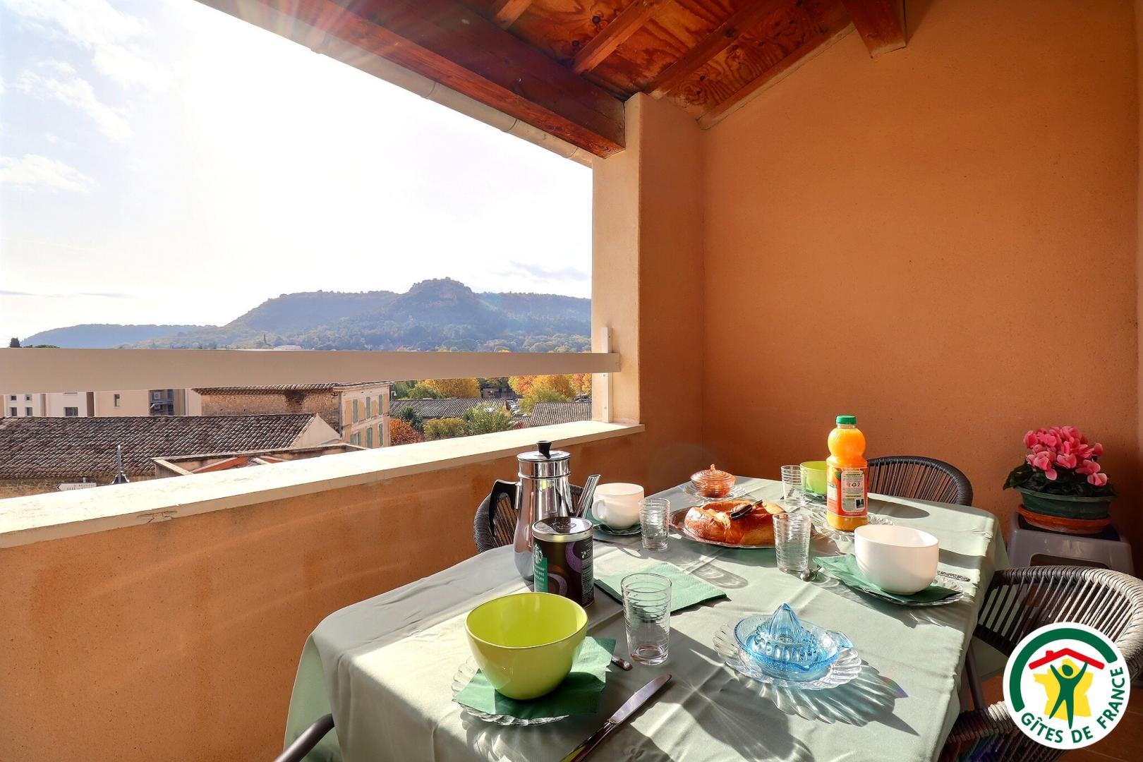 La petite terrasse du gîte, vue sur la ville, les montagnes environnantes et le Mont Ventoux si le ciel est dégagé