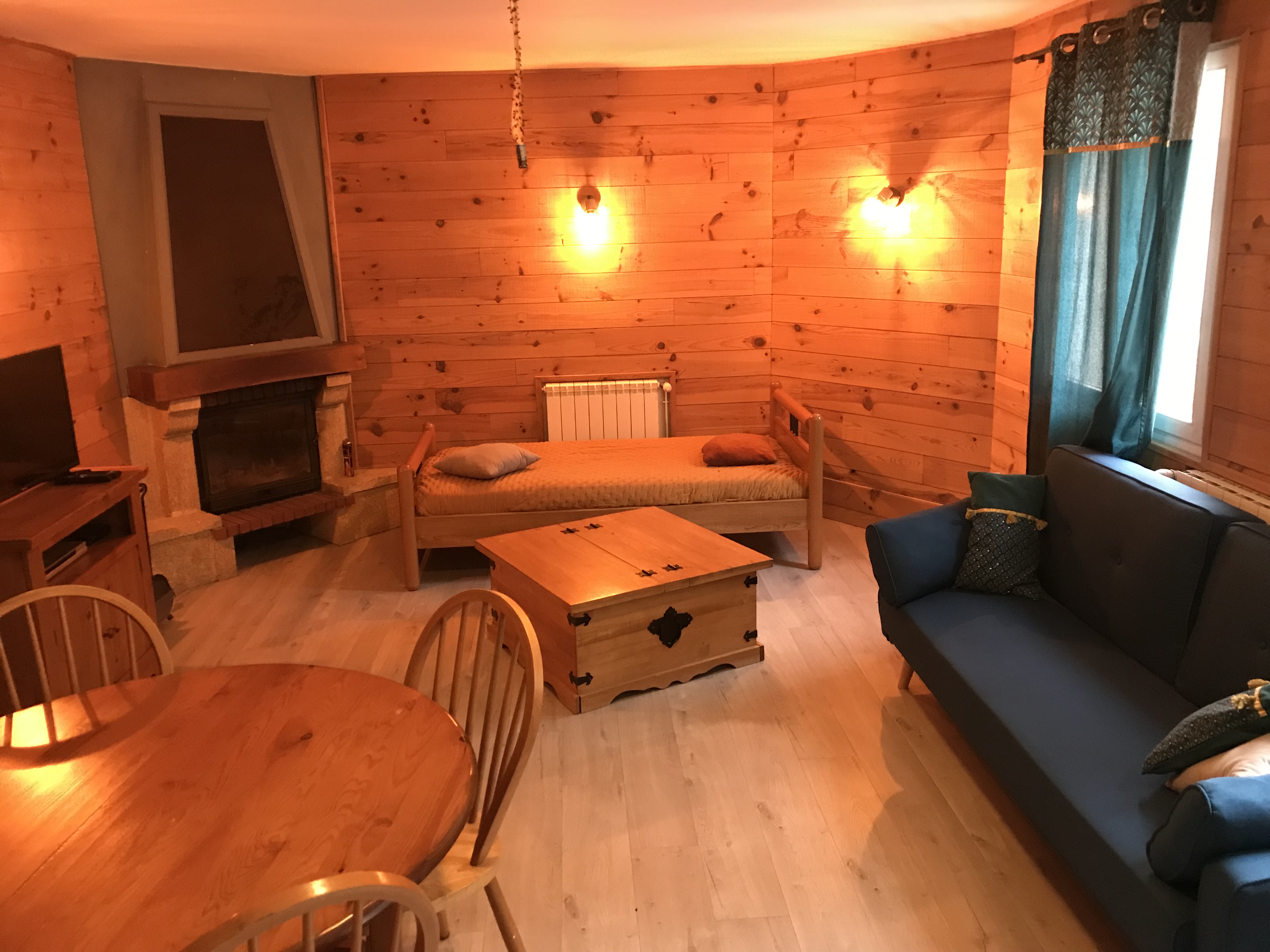 Salon chaleureux du Gîte l'Escale à Saint Agnan en Vercors avec sa cheminée