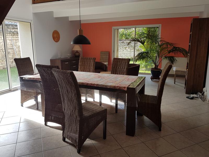 Salle à manger spacieuse avec grandes baies vitrées donnant sur le jardin