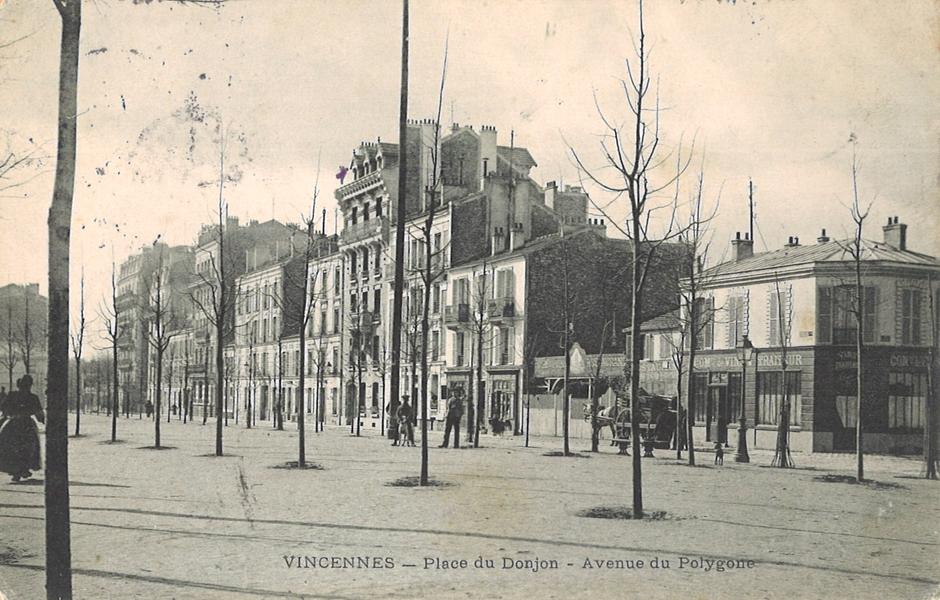 Carte postale ancienne de l'avenue du Polygone, actuelle avenue du Général-de-Gaulle 