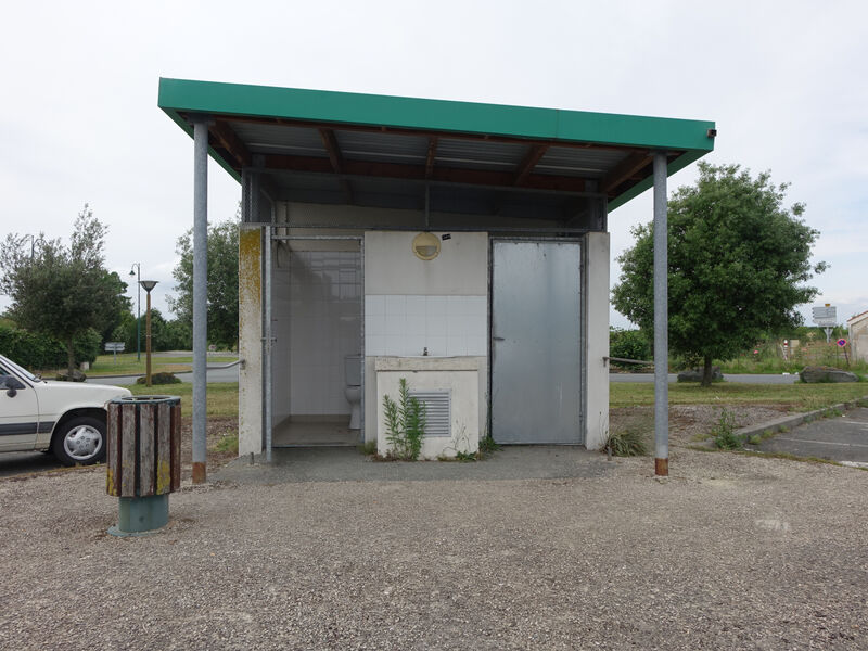 Vue extérieure des toilettes