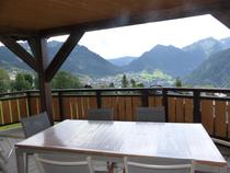 Grande terrasse table et chaises