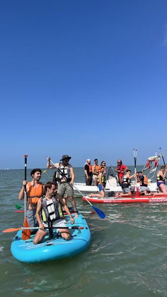6 personnes sur 2 paddles géants.