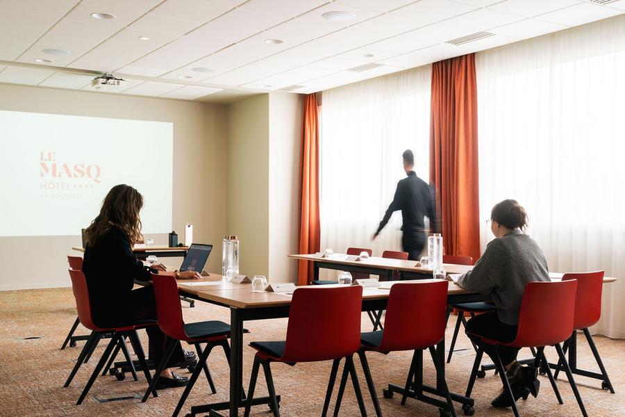 Salle de réunion aménagée en U