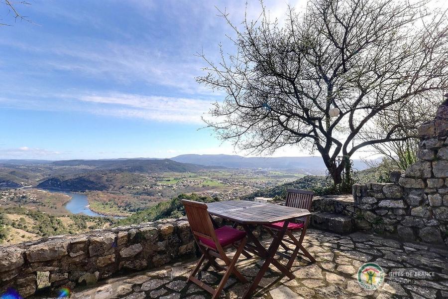 Petit déjeuner avec vue sur lArdèche