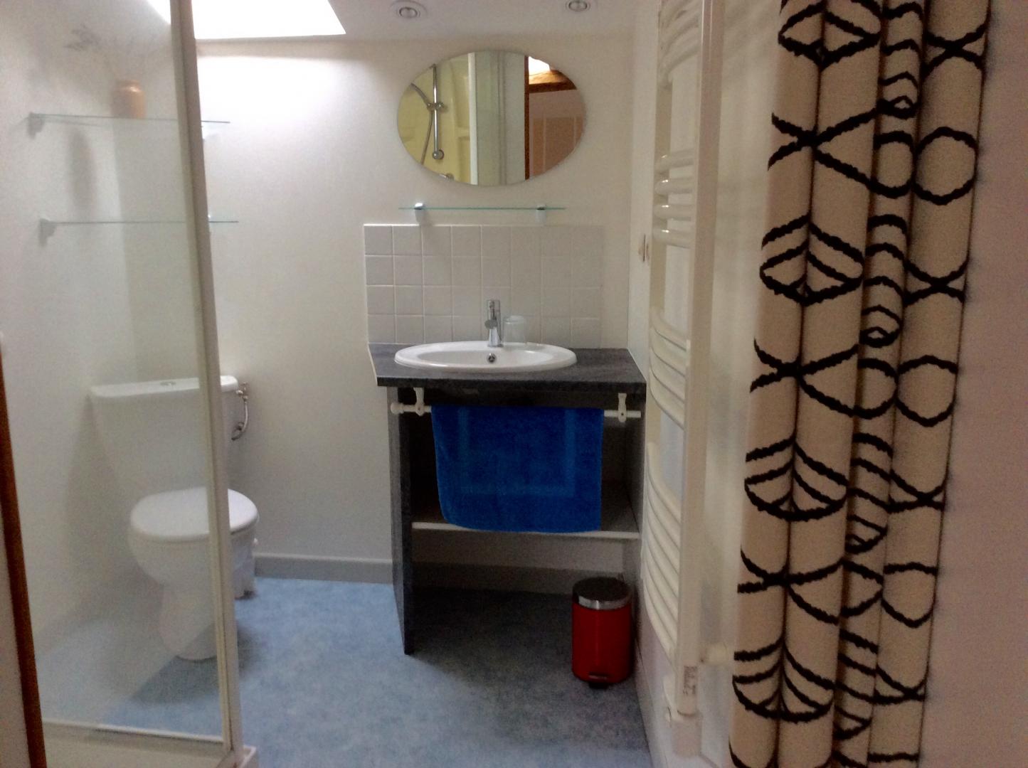 Au premier étage, douche, lavabo et wc, dans chaque chambre, ici la grande chambre