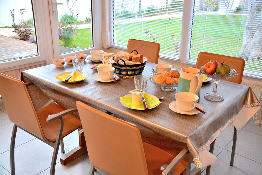 Table avec petits-déjeuners servis