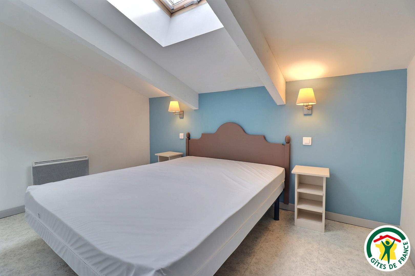 Chambre mansardée avec un lit double (1x140)