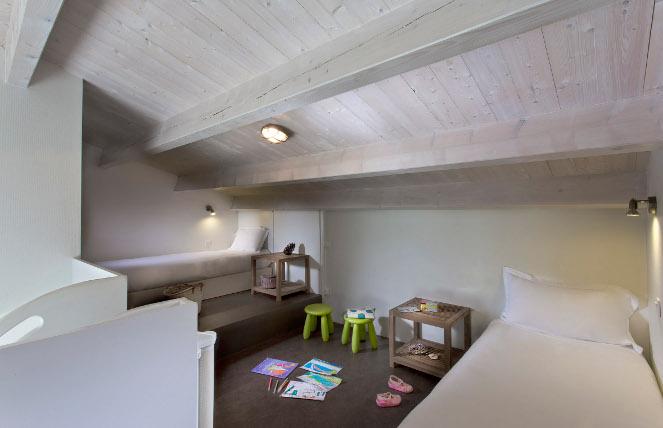 Chambre avec deux lits simples, idéale pour les enfants