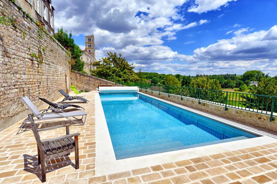 Piscine avec magnifique vue sur la vallée et les monuments des remparts