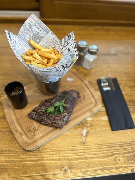Bavette d’aloyau, fondue d’échalote, frite maison Bavette d’aloyau, fondue d’échalote, frite maison