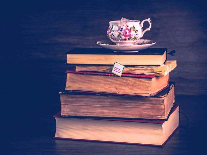 tasse de thé posée sur des livres