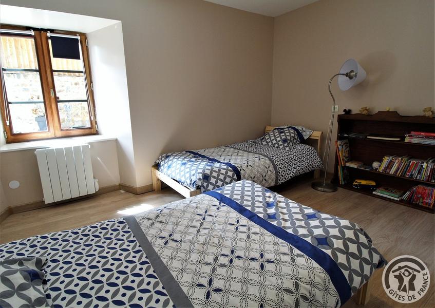 \'Gîte de Basse Comté\' (avec piscine chauffée) à Cublize (Rhône - Beaujolais Vert - Lac des Sapins) : chambre avec 2 lit de 1 personne (donnant accès à la chambre avec le lit en 160cm).