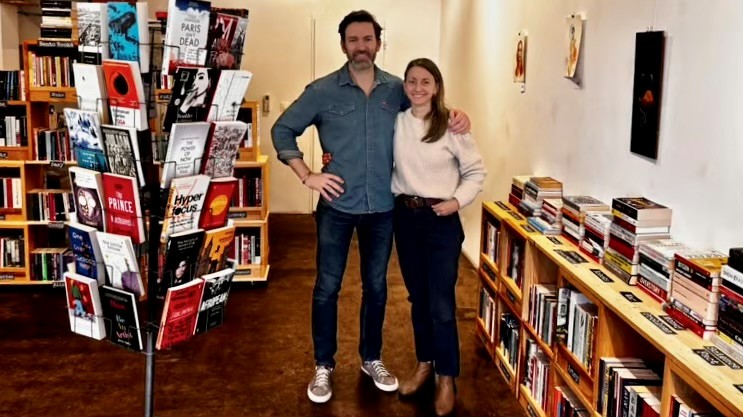 Artless Gallery & English Bookstore