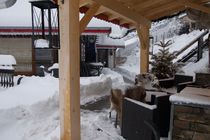 Terrasse sous la neige et accès à l'annexe