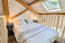 La petite chambre en mezzanine lit en 140