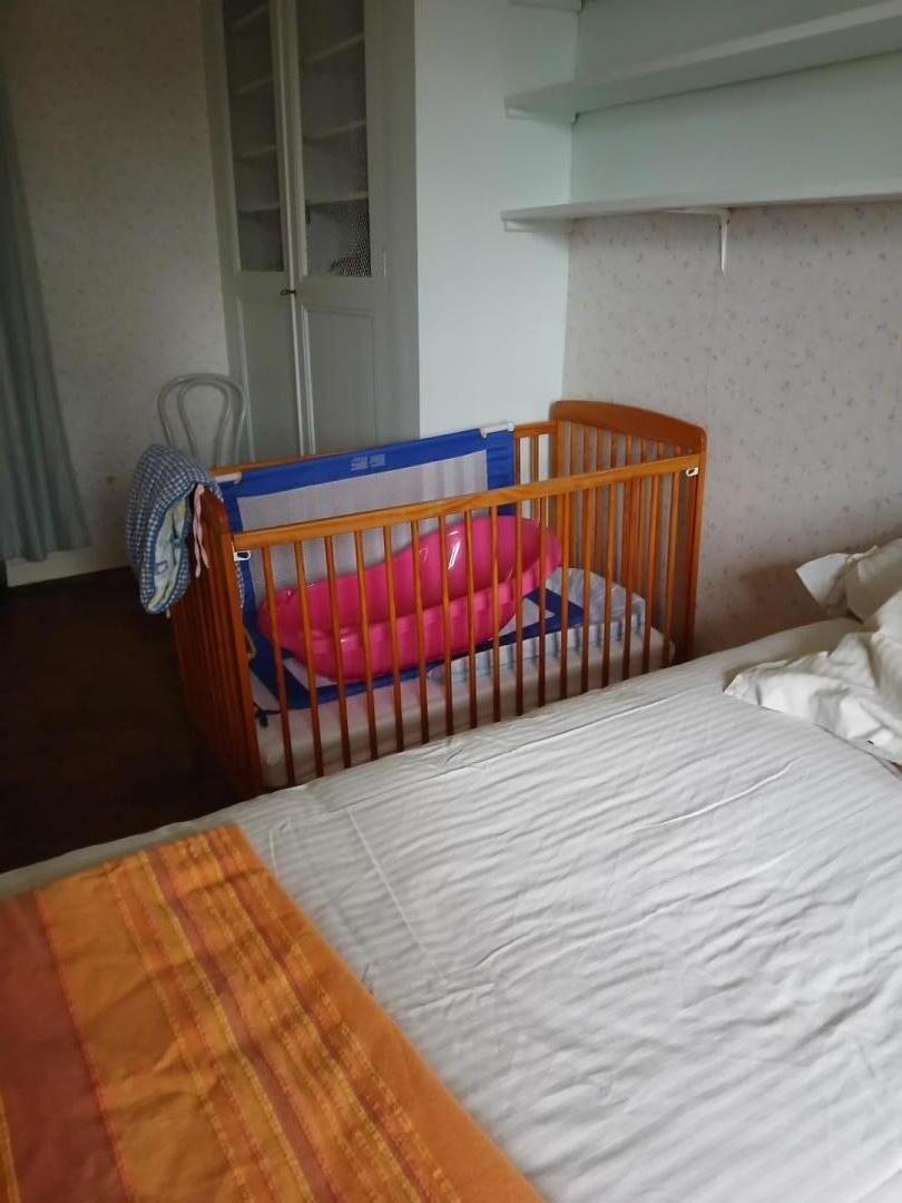 Chambre 2 lit bébé, baignoire bébé et penderie