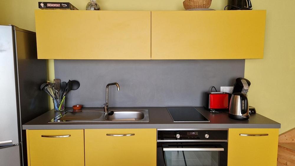 Gîte - 4 personnes - au Grand Peisselay à VALSONNE en Haut Beaujolais : le coin cuisine dans la pièce de jour à l\'étage.