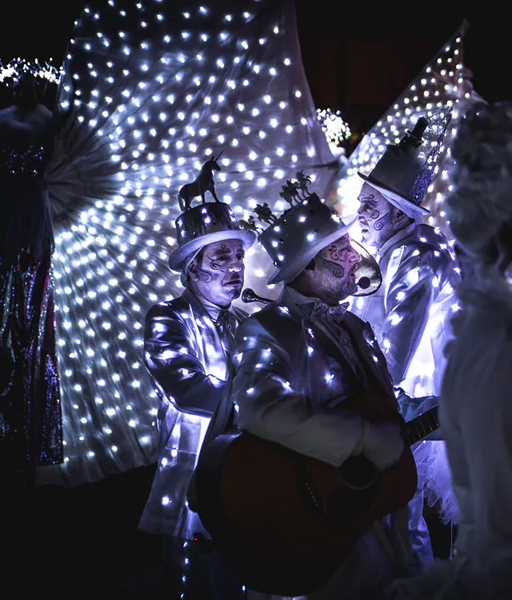 Le Monde Enchanté : feu d'artifice de la Nouvelle Année avec la parade musicale Les Ravisseurs de Lumières_Cavalaire-sur-Mer