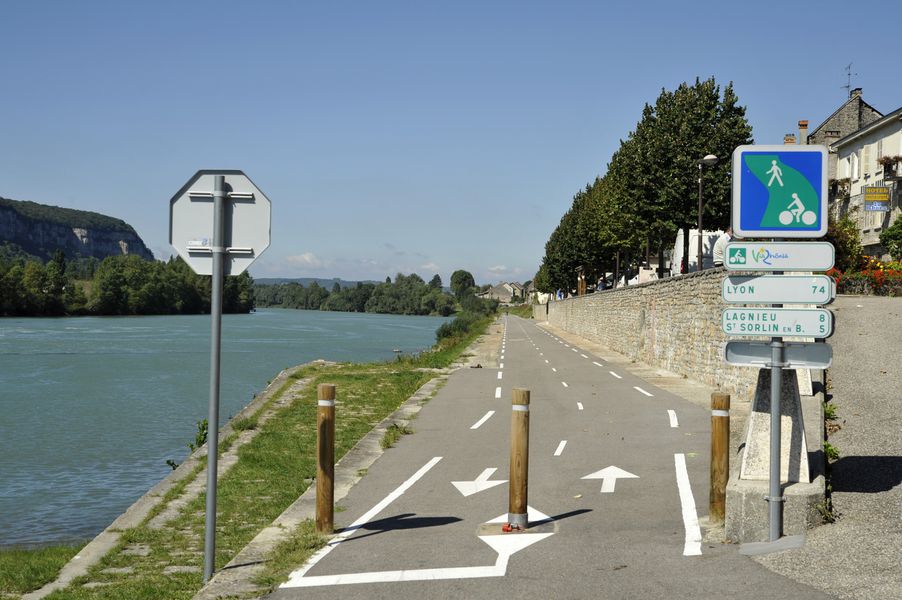 Piste cyclable le long du Rhône sur ViaRhôna