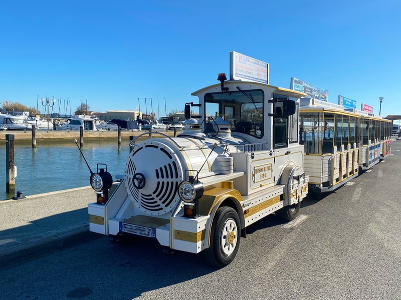 Le Petit Train de La Londe le long du Port Miramar