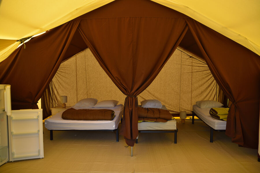 Tente lodge vue depuis lentrée au Camping Détente & Clapotis à Montferrat au bord du lac de Paladru