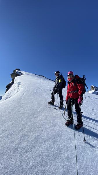 Arrivée au sommet d'une randonnée glaciaire Arrivée au sommet d'une randonnée glaciaire