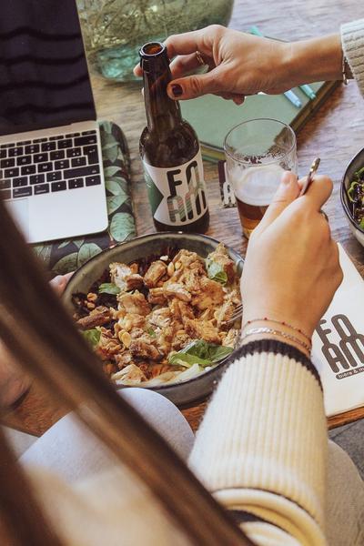 CO WORKING PAUSE DEJEUNER SALADE BIERE 