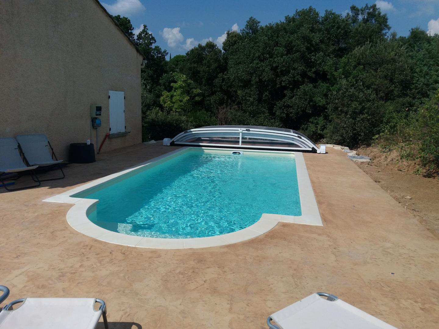 piscine avec abri ouvert, chez la propriétaire